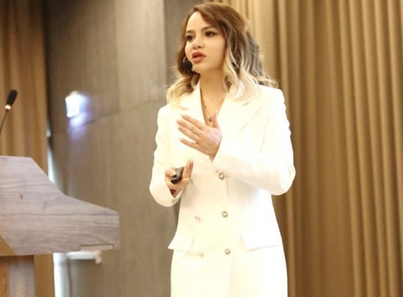 ÜNLÜ ESTETİK DOKTORUNDAN SEMİNERLER DEVAM EDİYOR